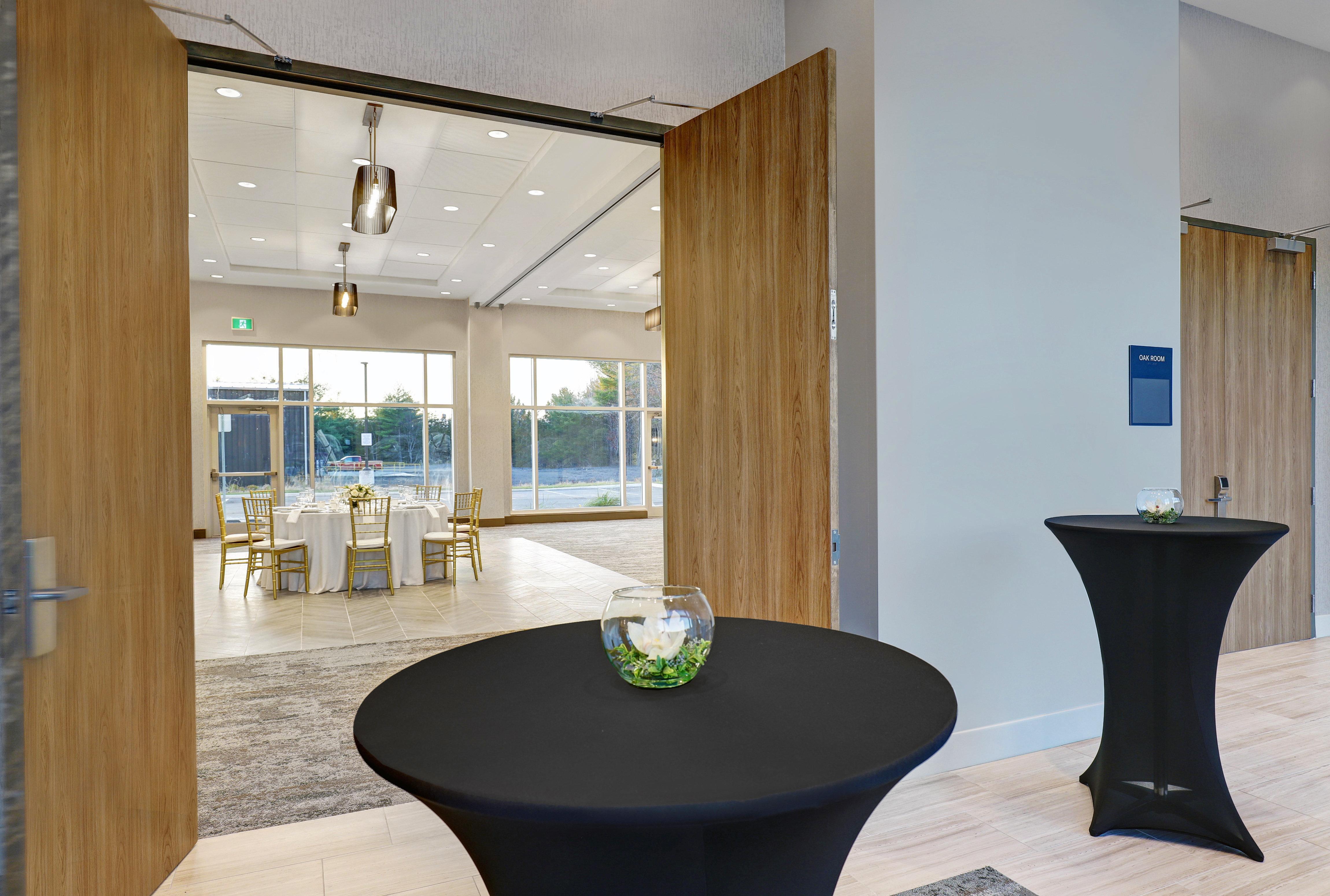 Holiday Inn Express - Kingston West By Ihg Екстериор снимка