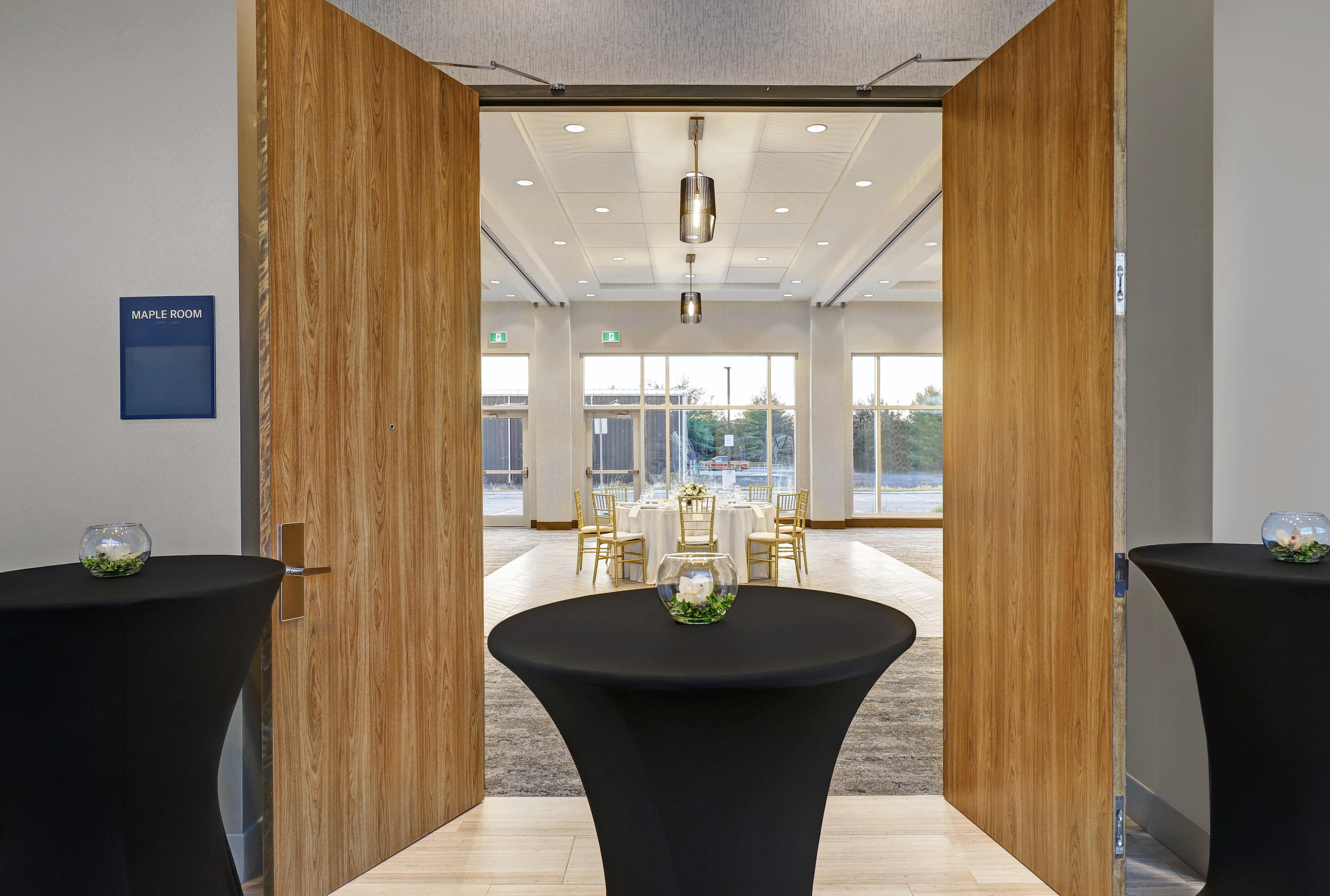 Holiday Inn Express - Kingston West By Ihg Екстериор снимка